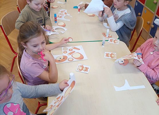 dzieci wykonują prace plastyczne