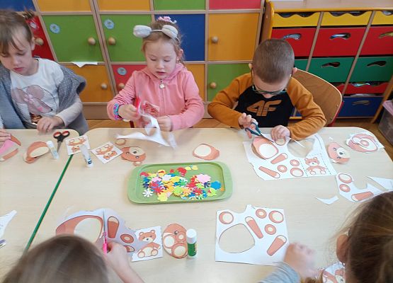 dzieci wykonują prace plastyczne