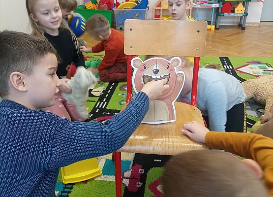 dzieci wykonują zadania matematyczne