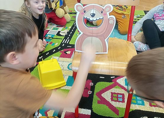 dzieci wykonują zadania matematyczne