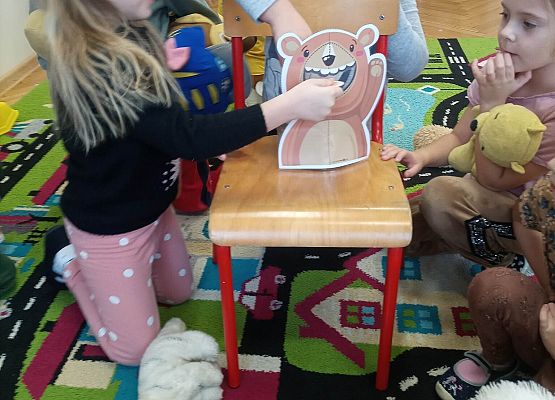 dzieci wykonują zadania matematyczne