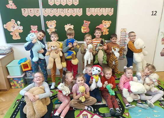 zdjęcie grupowe przedszkolaków z miśkami