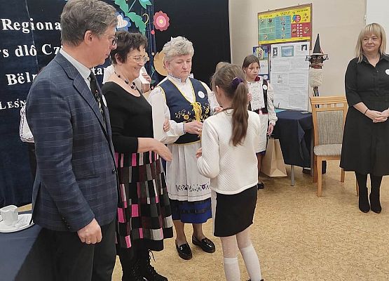 uczennica odbiera dyplom