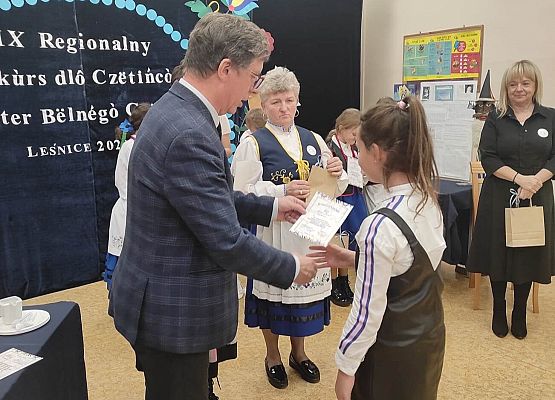 uczennica odbiera dyplom