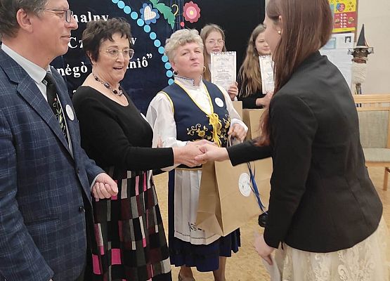 uczennica odbiera gratulacje