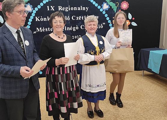 uczennica z organizatorami konkursu