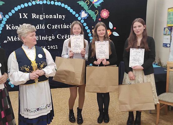 uczennice z nagrodami