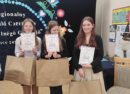 uczennice z nagrodami