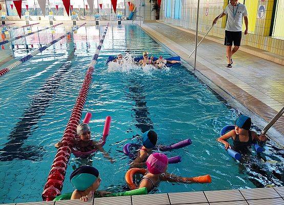 uczniowie pływają w basenie