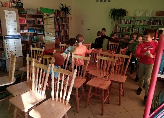 dzieci chodzą dookoła krzeseł