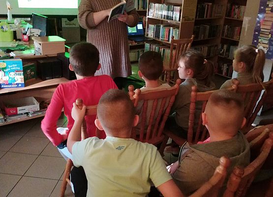 Nauczycielka czyta dzieciom