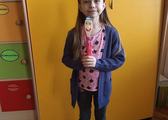 dziewczynka trzyma kukiełkę