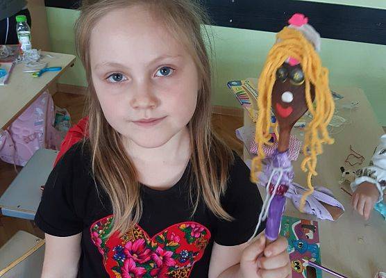 dziewczynka trzyma kukiełkę