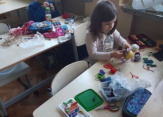dzieci wykonują kukiełki