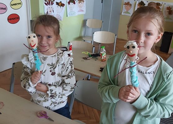 dzieci wykonują kukiełki