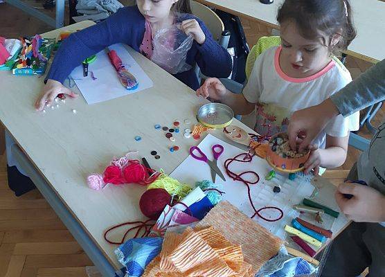 dzieci wykonują kukiełki