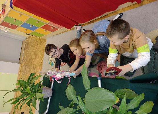 uczniowie podczas występu