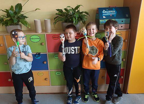 uczniowie prezentują swoje kukiełki