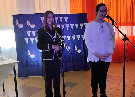 Uczennice śpiewają