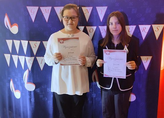 Uczennice prezentują dyplomy