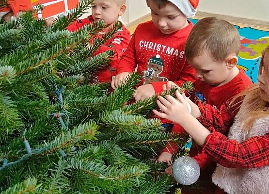 dzieci stroją choinkę