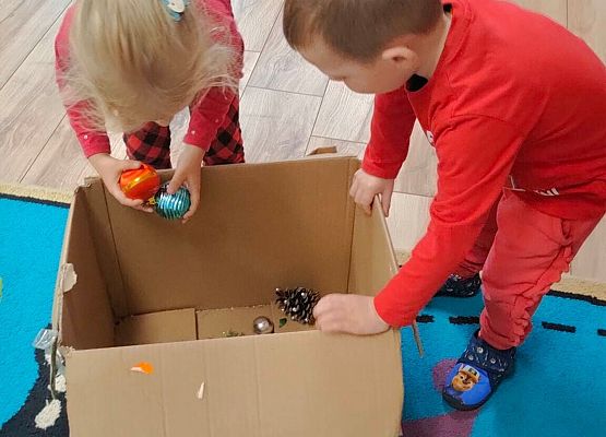 dzieci wyciągają bobki z pudełka