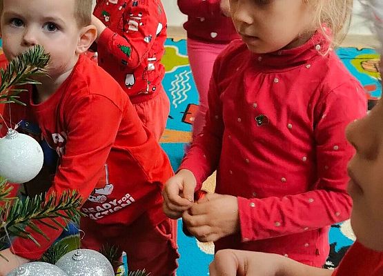 dzieci stroją choinkę