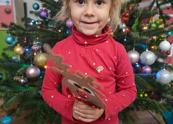 dziewczynka stoi przy choince