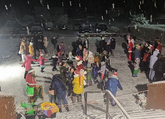 Zgromadzeni uczestnicy wspólnego ubierania choinki