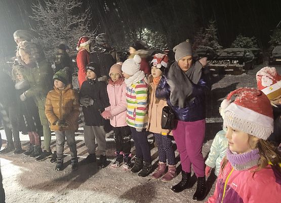 Zgromadzeni uczestnicy wspólnego ubierania choinki