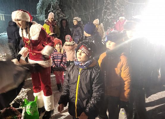 Zgromadzeni uczestnicy wspólnego ubierania choinki