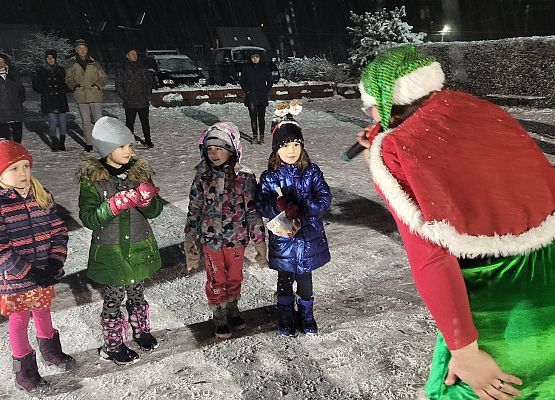 Animatorka zabawia dzieci