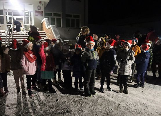 Zgromadzeni uczestnicy wspólnego ubierania choinki