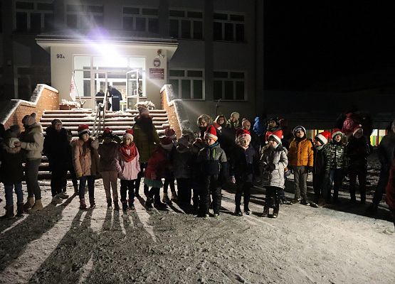 Zgromadzeni uczestnicy wspólnego ubierania choinki