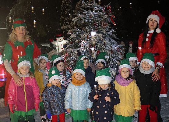 Zgromadzeni uczestnicy wspólnego ubierania choinki