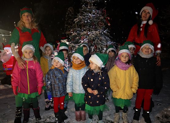 Zgromadzeni uczestnicy wspólnego ubierania choinki