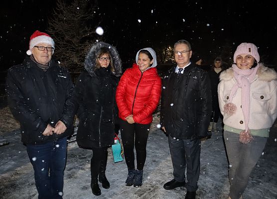 Uczestnicy wspólnego ubierania choinki