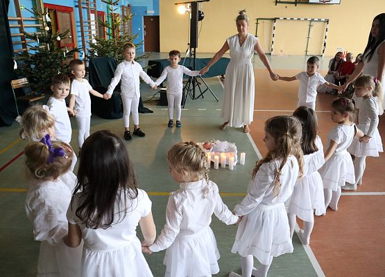 Przedszkolaki podczas świątecznego występu