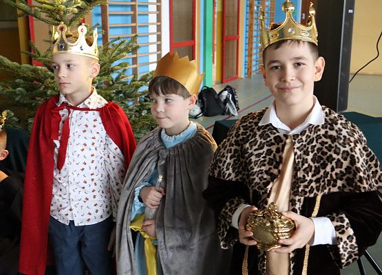 trzej chłopcy w królewskich strojach