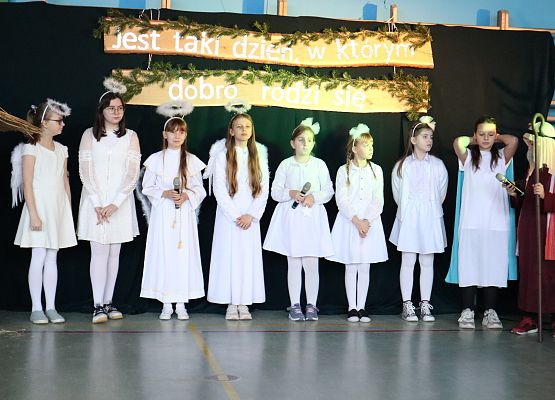 dziewczynki w strojach aniołków