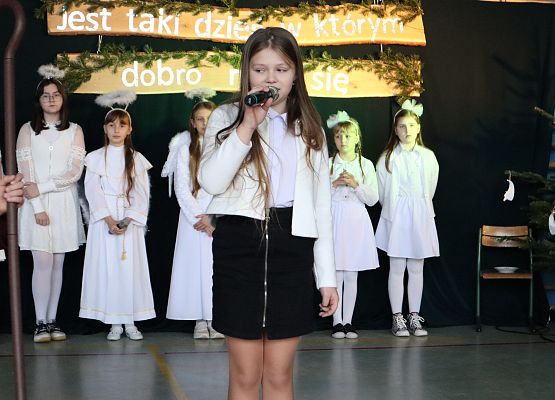 dziewczynka śpiewa