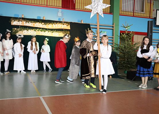 uczniowie występują