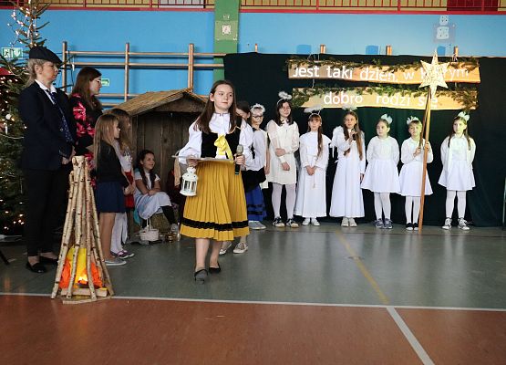 uczniowie występują