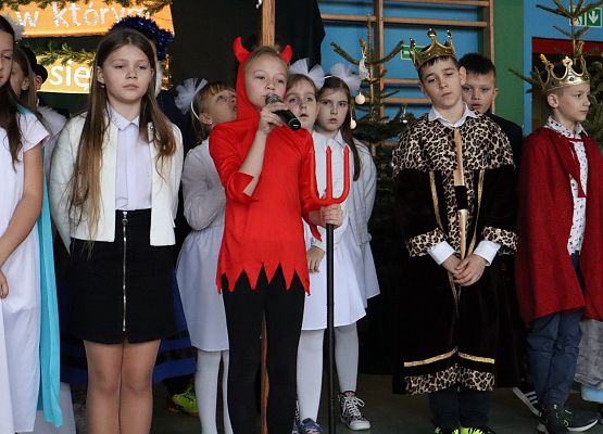 uczniowie śpiewają