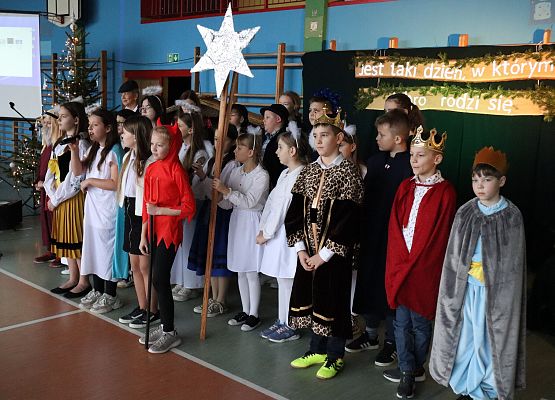 uczniowie śpiewają