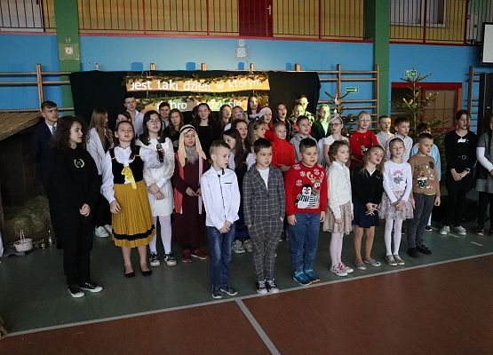 uczniowie śpiewają