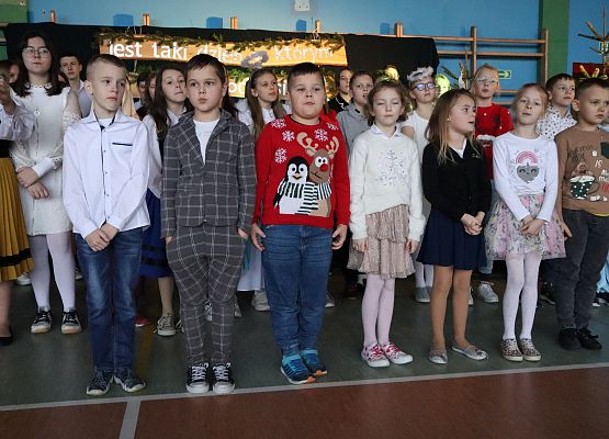 uczniowie śpiewają