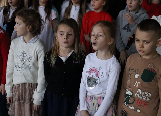 uczniowie śpiewają