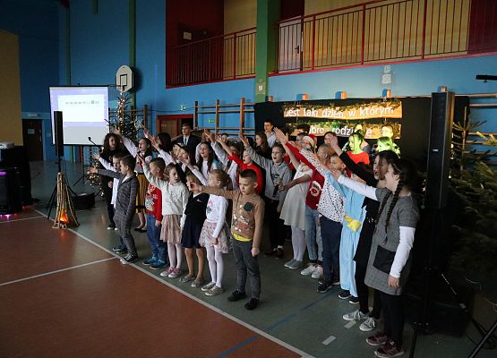 uczniowie śpiewają