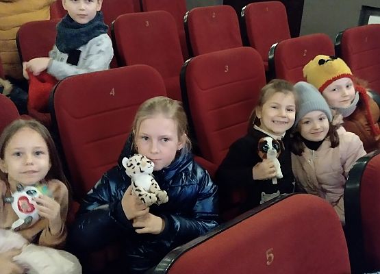 uczniowie siedzą na fotelach w kinie